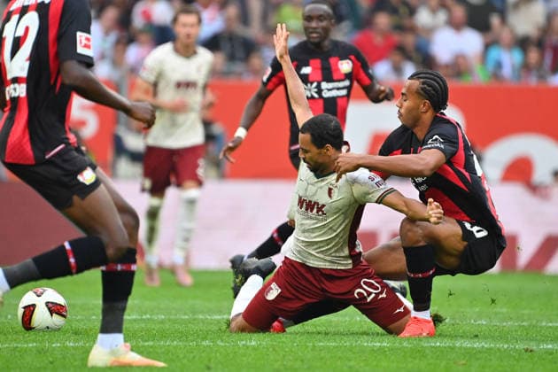 Guela DOUE (Bayer Leverkusen), Aktion,Zweikampf gegen Alexis Julian CLAUDE MAURICE (FC Augsburg). Fussball 1. Bundesliga Saison 2026 2027, 3.Spieltag, Spieltag03, FC Augsburg - Bayer 04 Leverkusen 2-2 am 12.09.2026 , WWK A R E N A. *** Guela DOUE, Bayer Leverkusen, Action, Tackle against Alexis Julian CLAUDE MAURICE, FC Augsburg, Soccer, Bundesliga, 2026–2027 Season, Matchday 3, Matchday 03, FC Augsburg vs. Bayer 04 Leverkusen 2–2 on September 12, 2026, WWK Arena