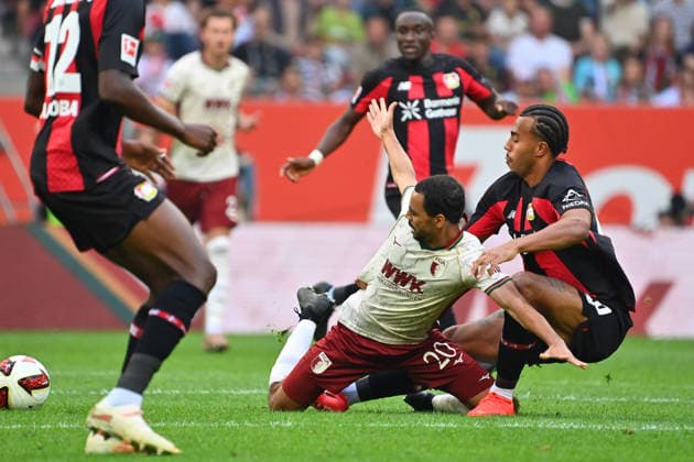 Guela DOUE (Bayer Leverkusen), Aktion,Zweikampf gegen Alexis Julian CLAUDE MAURICE (FC Augsburg). Fussball 1. Bundesliga Saison 2026 2027, 3.Spieltag, Spieltag03, FC Augsburg - Bayer 04 Leverkusen 2-2 am 12.09.2026 , WWK A R E N A. *** Guela DOUE, Bayer Leverkusen, Action, Tackle against Alexis Julian CLAUDE MAURICE, FC Augsburg, Soccer, Bundesliga, 2026–2027 Season, Matchday 3, Matchday 03, FC Augsburg vs. Bayer 04 Leverkusen 2–2 on September 12, 2026, WWK Arena