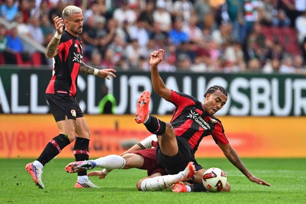 Guela DOUE (Bayer Leverkusen) Aktion,Zweikampf gegen Mert KOEMUER (FC Augsburg). Li:Aleix GARCIA (Bayer Leverkusen). Fussball 1. Bundesliga Saison 2026 2027, 3.Spieltag, Spieltag03, FC Augsburg - Bayer 04 Leverkusen 2-2 am 12.09.2026 , WWK A R E N A. *** Guela DOUE (Bayer Leverkusen) in action, tackling Mert KOEMUER (FC Augsburg); Li Aleix GARCIA (Bayer Leverkusen) – Soccer, Bundesliga Season 2026–2027, Matchday 3, Matchday 03, FC Augsburg vs. Bayer 04 Leverkusen 2–2 on September 12, 2026, WWK Arena