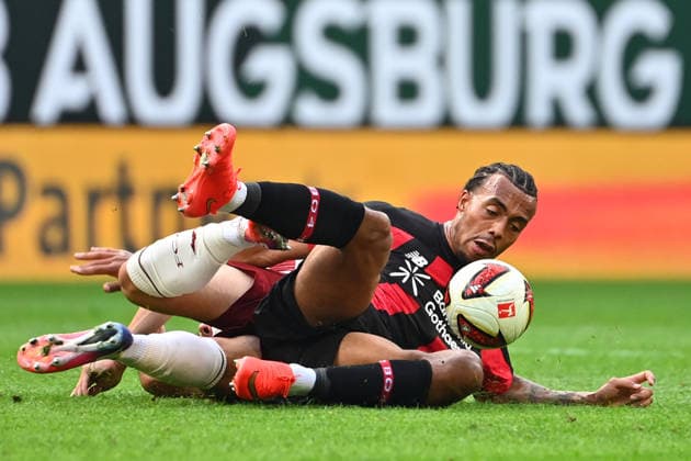 Guela DOUE (Bayer Leverkusen), Aktion,Zweikampf gegen Mert KOEMUER (FC Augsburg). Fussball 1. Bundesliga Saison 2026 2027, 3.Spieltag, Spieltag03, FC Augsburg - Bayer 04 Leverkusen 2-2 am 12.09.2026 , WWK A R E N A. *** Guela DOUE (Bayer Leverkusen), Action, Tackle against Mert KOEMUER (FC Augsburg), Soccer, Bundesliga 1, 2026–2027 Season, Matchday 3, Matchday 03, FC Augsburg vs. Bayer 04 Leverkusen 2–2 on September 12, 2026, WWK Arena