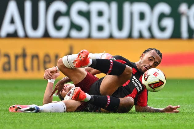 Guela DOUE (Bayer Leverkusen), Aktion,Zweikampf gegen Mert KOEMUER (FC Augsburg). Fussball 1. Bundesliga Saison 2026 2027, 3.Spieltag, Spieltag03, FC Augsburg - Bayer 04 Leverkusen 2-2 am 12.09.2026 , WWK A R E N A. *** Guela DOUE (Bayer Leverkusen), Action, Tackle against Mert KOEMUER (FC Augsburg), Soccer, Bundesliga 1, 2026–2027 Season, Matchday 3, Matchday 03, FC Augsburg vs. Bayer 04 Leverkusen 2–2 on September 12, 2026, WWK Arena