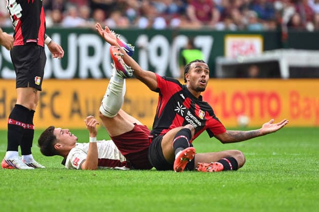 Guela DOUE (Bayer Leverkusen), Aktion,Zweikampf gegen Mert KOEMUER (FC Augsburg). Fussball 1. Bundesliga Saison 2026 2027, 3.Spieltag, Spieltag03, FC Augsburg - Bayer 04 Leverkusen 2-2 am 12.09.2026 , WWK A R E N A. *** Guela DOUE (Bayer Leverkusen), Action, Tackle against Mert KOEMUER (FC Augsburg), Soccer, Bundesliga 1, 2026–2027 Season, Matchday 3, Matchday 03, FC Augsburg vs. Bayer 04 Leverkusen 2–2 on September 12, 2026, WWK Arena