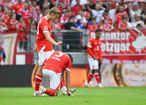 Fussball-Bundesliga - Saison 2026 2027 Mewa-Arena Mainz - 12.09.2026 1. FSV Mainz 05 (mz) - Eintracht Frankfurt (f) 1:3 Kacper POTULSKI (mz),li, tröstet Fabio GRUBER (mz) DFL REGULATIONS PROHIBIT ANY USE OF PHOTOGRAPHS AS IMAGE SEQUENCES AND OR QUASI VIDEO EDITORIAL USE ONLY NATIONAL AND INTERNATIONAL NEWS AGENCIES OUT Fussball-Bundesliga - 1. FSV Mainz 05 *** Soccer Bundesliga Season 2026–2027, Mewa Arena, Mainz, September 12, 2026, 1:00 p.m., FSV Mainz 05 vs. Eintracht Frankfurt, 1–3, Kacper POTULSKI, mz, li, consoles Fabio GRUBER mz DFL REGULATIONS PROHIBIT ANY USE OF PHOTOGRAPHS AS IMAGE SEQUENCES AND OR QUASI-VIDEO; EDITORIAL USE ONLY; NATIONAL AND INTERNATIONAL NEWS AGENCIES EXCLUDED. German Bundesliga 1 FSV Mainz 05