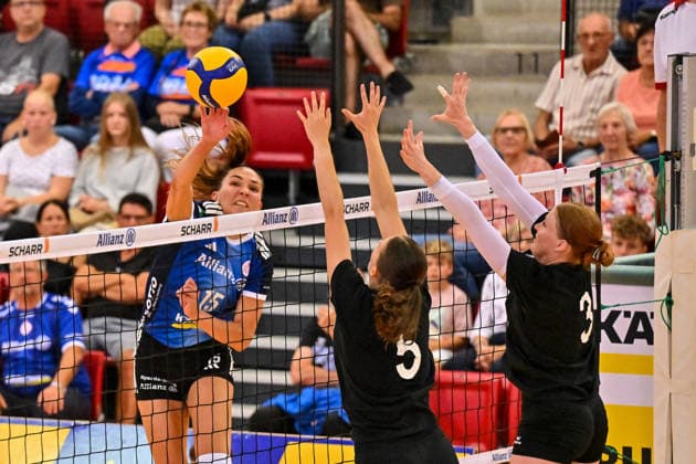 Volleyball Testspiel Allianz MTV Stuttgart vs VC Kanti Schaffhausen 12.09.2026 Testspiel, Volleyball, Damen, Saison 2026 2027, Allianz MTV Stuttgart (in Blau), gegen VC Kanti Schaffhausen (CH, schwarz), Karolina Fricova, im Angriff gegen 5 Sandrine Giroud und 3 Sydney Cole, Copyright: xBEAUTIFULxSPORTS TomxBlochx