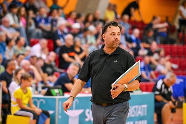 Volleyball Testspiel Allianz MTV Stuttgart vs VC Kanti Schaffhausen 12.09.2026 Testspiel, Volleyball, Damen, Saison 2026 2027, Allianz MTV Stuttgart (in Blau), gegen VC Kanti Schaffhausen (CH, schwarz), Kanti-Trainer Nicki Neubauer, Copyright: xBEAUTIFULxSPORTS TomxBlochx