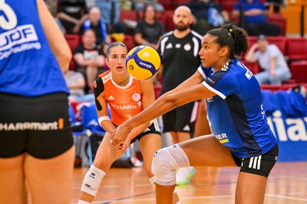 Volleyball Testspiel Allianz MTV Stuttgart vs VC Kanti Schaffhausen 12.09.2026 Testspiel, Volleyball, Damen, Saison 2026 2027, Allianz MTV Stuttgart (in Blau), gegen VC Kanti Schaffhausen (CH, schwarz), Leilani Slacanin in der Annahme,. beobachtet links von Fabiana Mottis, Copyright: xBEAUTIFULxSPORTS TomxBlochx