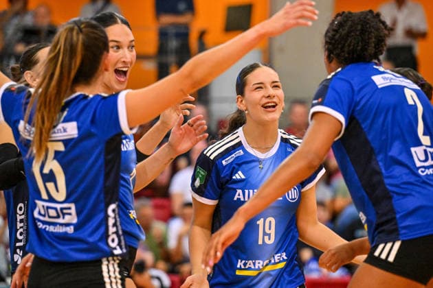 Volleyball Testspiel Allianz MTV Stuttgart vs VC Kanti Schaffhausen 12.09.2026 Testspiel, Volleyball, Damen, Saison 2026 2027, Allianz MTV Stuttgart (in Blau), gegen VC Kanti Schaffhausen (CH, schwarz), Jubel um die junge Zuspielerin Tea Jerkovic (19) Copyright: xBEAUTIFULxSPORTS TomxBlochx