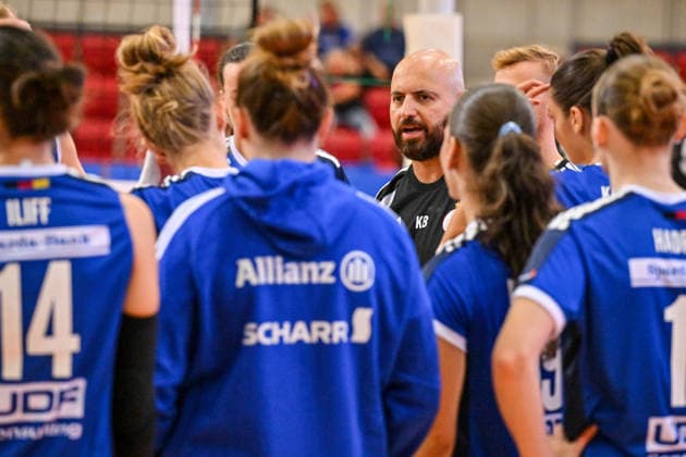 Volleyball Testspiel Allianz MTV Stuttgart vs VC Kanti Schaffhausen 12.09.2026 Testspiel, Volleyball, Damen, Saison 2026 2027, Allianz MTV Stuttgart (in Blau), gegen VC Kanti Schaffhausen (CH, schwarz), Stuttgarts Trainer Konstantin Bitter, Copyright: xBEAUTIFULxSPORTS TomxBlochx