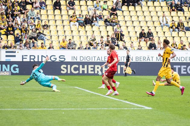 Dritte Liga, Alemannia Aachen vs. SSV Jahn Regensburg, 12.09.2026 Lucas Hermes (SSV Jahn Regensburg 27) mitdem Anschlusstrefferzum 2:1 -- DFL REGULATIONS PROHIBIT ANY USE OF PHOTOGRAPHS AS IMAGE SEQUENCES AND OR Q‹UASI-VIDEO. - Dritte Liga, Alemannia Aachen vs. SSV Jahn Regensburg, 12.09.2026, Tivoli, Aachen Copyright: xBEAUTIFULxSPORTS Derixx