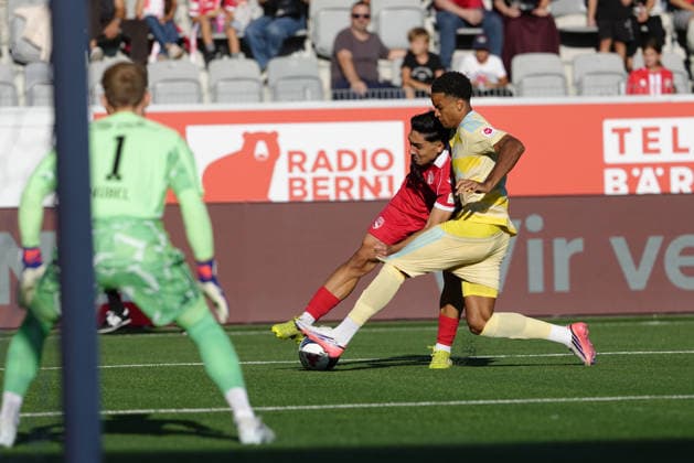 Thun, Switzerland - September 12: Furkan Dursun (9 THU) in duel with Yannick Bettkober (58 GCZ) during the Brack Super League match between FC Thun and Grasshopper Club Zürich at VISANA STADION on September 12, 2026 in Thun, Switzerland. Copyright: xKjetilxWaberx xSPPx Sportspressphoto_SPR228722