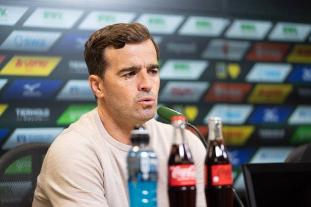 Carles Martinez (Trainer Leverkusen) bei der Pressekonferenz nach dem Bundesligaspiel FC Augsburg - Bayer 04 Leverkusen am 12.09.2026. Augsburg WWK Arena Bayern Deutschland *** Carles Martinez, Leverkusen coach, at the press conference following the Bundesliga match between FC Augsburg and Bayer 04 Leverkusen on September 12, 2026, at the WWK Arena in Augsburg, Bavaria, Germany