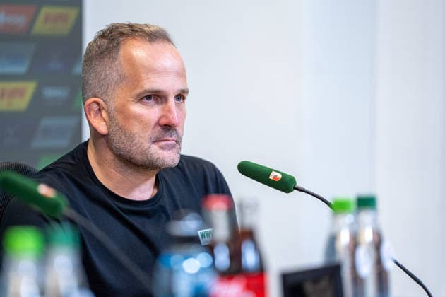 Manuel Baum (Trainer Augsburg) bei der Pressekonferenz nach dem Bundesligaspiel FC Augsburg - Bayer 04 Leverkusen am 12.09.2026. Augsburg WWK Arena Bayern Deutschland *** Manuel Baum, Augsburg coach, at the press conference following the Bundesliga match between FC Augsburg and Bayer 04 Leverkusen on September 12, 2026, at the WWK Arena in Augsburg, Bavaria, Germany