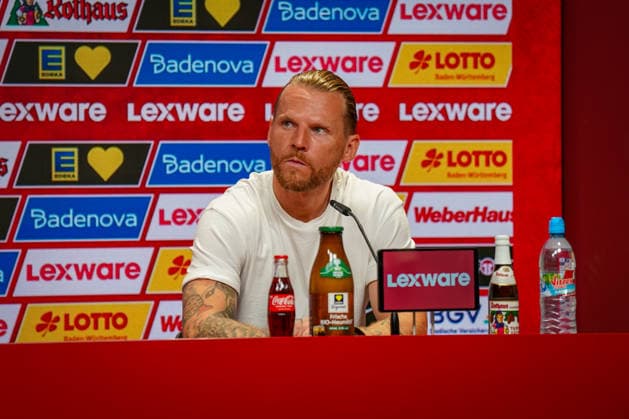 Deutschland: Fussball Bundesliga 2026 - 2027, 3. Spieltag - SC Freiburg vs Borussia Mönchengladbach - Europa-Park-Stadion (Freiburg): Eugen Polanski (Borussia Monchengladbach) Pressekonferenz, Medien, Mimik, Gesichtsausdruck, Emotion *** German Soccer Bundesliga 2026–2027, Matchday 3: SC Freiburg vs. Borussia Mönchengladbach at Europa-Park Stadium, Freiburg—Eugen Polanski (Borussia Mönchengladbach) Press Conference, Media, Facial Expressions, Emotions Copyright: xJOERANxSTEINSIEKx