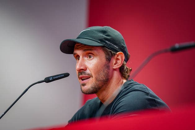 Deutschland: Fussball Bundesliga 2026 - 2027, 3. Spieltag - SC Freiburg vs Borussia Mönchengladbach - Europa-Park-Stadion (Freiburg): Julian Schuster (Trainer, SC Freiburg) Pressekonferenz, Medien, Mimik, Gesichtsausdruck, Emotion *** Germany Soccer Bundesliga 2026–2027, Matchday 3: SC Freiburg vs. Borussia Mönchengladbach at Europa-Park Stadium in Freiburg; Julian Schuster, SC Freiburg Coach; Press Conference; Media; Facial Expressions; Emotions Copyright: xJOERANxSTEINSIEKx
