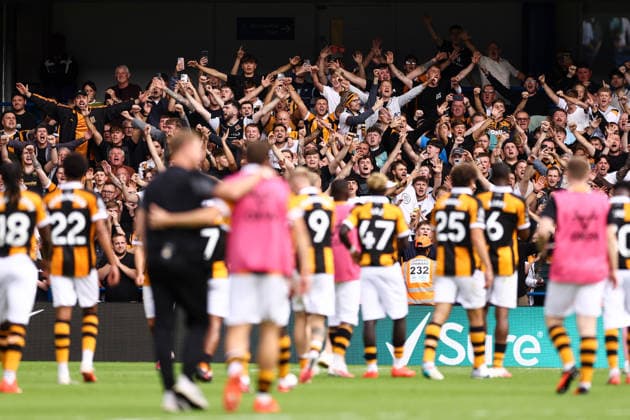 Chelsea v Hull City 12 September 2026, London - Premier League Football - Chelsea v Hull City - The Hull players walk over to applaud their fans - Photo: Jacques Feeney Offside. London UK *** Chelsea gegen Hull City, 12. September 2026, London, Premier League, Fußball: Chelsea gegen Hull City. Die Spieler von Hull gehen herüber, um ihren Fans zu applaudieren. Foto: Jacques Feeney, Offside, London, Großbritannien  Copyright: xJacquesxFeeneyx xOffsidexOffside