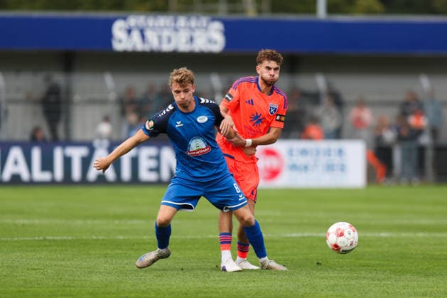12.09.2026, Fussball, Herren, Regionalliga Nord, 8. Spieltag, BSV Kickers Emden - SSV Jeddeloh II Moritz Brinkmann (8 SSV Jeddeloh II) im Zweikampf mit Bogdan Shubin (orange 8 BSV Kickers Emden)