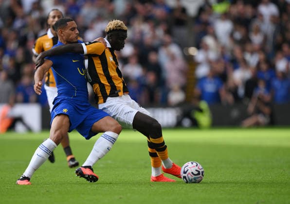 Chelsea v Hull City Premier League Chelsea s Maxence Lacroix (left) and Hull City s Robinio Vaz battle for the ball during the Premier League match at Stamford Bridge, London 12 09 2026 UK Newspapers OUT Copyright: xDanielxHamburyx FIL-23926-0161