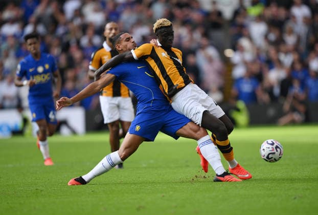 Chelsea v Hull City Premier League Chelsea s Maxence Lacroix (left) and Hull City s Robinio Vaz battle for the ball during the Premier League match at Stamford Bridge, London 12 09 2026 UK Newspapers OUT Copyright: xDanielxHamburyx FIL-23926-0163
