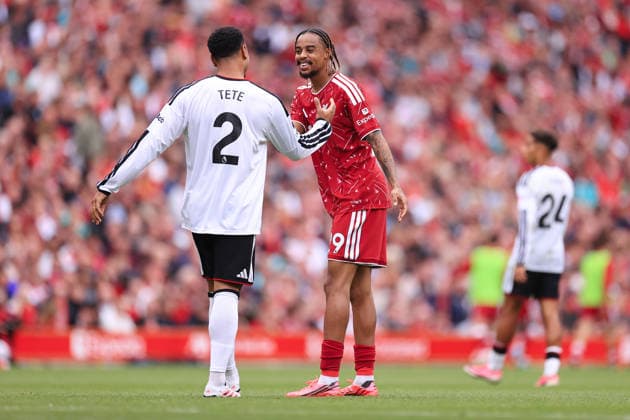 Football - Premier League - Liverpool v Fulham 12th September 2026 - Premier League - Liverpool v Fulham - Bradley Barcola of Liverpool greets Kenny Tete of Fulham - Photo: Simon Stacpoole Offside. Liverpool UK *** Fußball Premier League: Liverpool gegen Fulham, 12. September 2026 Premier League: Liverpool gegen Fulham Bradley Barcola von Liverpool begrüßt Kenny Tete von Fulham Foto: Simon Stacpoole Abseits Liverpool, Großbritannien  Copyright: xSimonxStacpoolexOffside