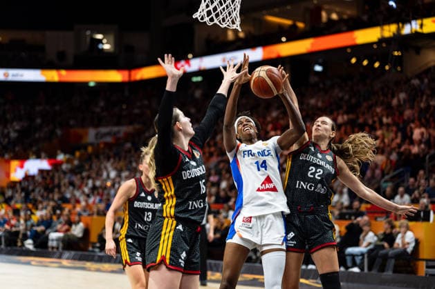 Dominique Malonga (Frankreich, 14) beim Korbleger, Luisa Geiselsoder (Deutschland, 15), Emily Bessoir (Deutschland, 22), GER, Frankreich vs. Deutschland, Basketball, FIBA Women s World Cup 2026, Halbfinale, 12.09.2026 GER, Frankreich vs. Deutschland, Basketball, FIBA Women s World Cup 2026, Halbfinale, 12.09.2026 Berlin Copyright: xEibner-Pressefoto MaxxVincenx EP_MVN