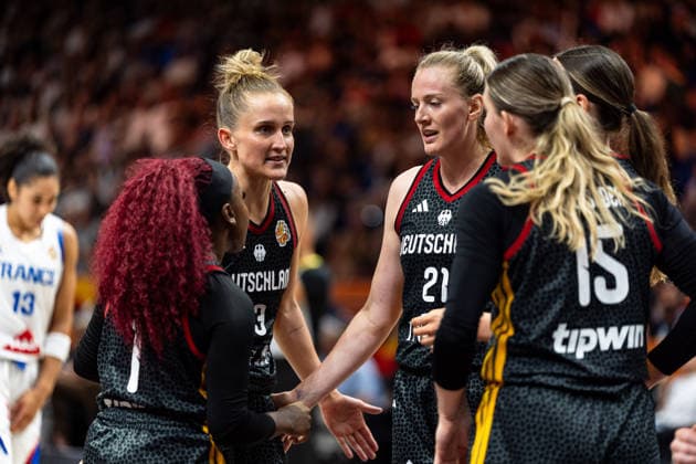 deutsche Mannschaft beim Huddle, Alexis Peterson (Deutschland, 01), Leonie Fiebich (Deutschland, 13), Marie Guelich (Deutschland, 21), Luisa Geiselsoder (Deutschland, 15), GER, Frankreich vs. Deutschland, Basketball, FIBA Women s World Cup 2026, Halbfinale, 12.09.2026 GER, Frankreich vs. Deutschland, Basketball, FIBA Women s World Cup 2026, Halbfinale, 12.09.2026 Berlin Copyright: xEibner-Pressefoto MaxxVincenx EP_MVN