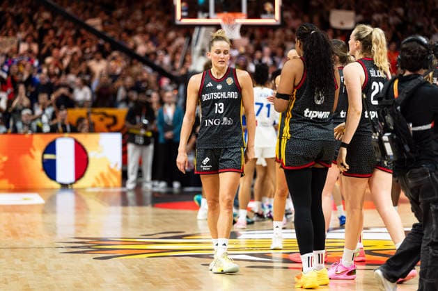 Leonie Fiebich (Deutschland, 13), Nyara Sabally (Deutschland, 08), Marie Guelich (Deutschland, 21) enttaeuscht Enttaeuschung nach Niederlage, GER, Frankreich vs. Deutschland, Basketball, FIBA Women s World Cup 2026, Halbfinale, 12.09.2026 GER, Frankreich vs. Deutschland, Basketball, FIBA Women s World Cup 2026, Halbfinale, 12.09.2026 Berlin Copyright: xEibner-Pressefoto MaxxVincenx EP_MVN
