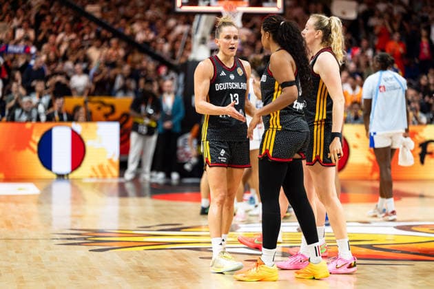Leonie Fiebich (Deutschland, 13), Nyara Sabally (Deutschland, 08), Marie Guelich (Deutschland, 21), enttaeuscht Enttaeuschung nach Niederlage, GER, Frankreich vs. Deutschland, Basketball, FIBA Women s World Cup 2026, Halbfinale, 12.09.2026 GER, Frankreich vs. Deutschland, Basketball, FIBA Women s World Cup 2026, Halbfinale, 12.09.2026 Berlin Copyright: xEibner-Pressefoto MaxxVincenx EP_MVN