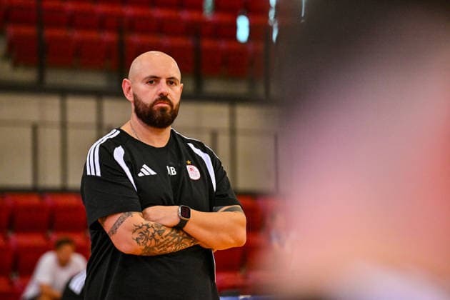 Volleyball Testspiel Allianz MTV Stuttgart vs VC Kanti Schaffhausen 12.09.2026 Testspiel, Volleyball, Damen, Saison 2026 2027, Allianz MTV Stuttgart (in Blau), gegen VC Kanti Schaffhausen (CH, schwarz), Stuttgarts Trainer Konstantin Bitter, Copyright: xBEAUTIFULxSPORTS TomxBlochx