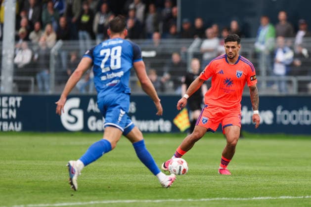 12.09.2026, Fussball, Herren, Regionalliga Nord, 8. Spieltag, BSV Kickers Emden - SSV Jeddeloh II Semin Kojic (orange 10 BSV Kickers Emden) im Zweikampf mit Niklas von Aschwege (28 SSV Jeddeloh II)