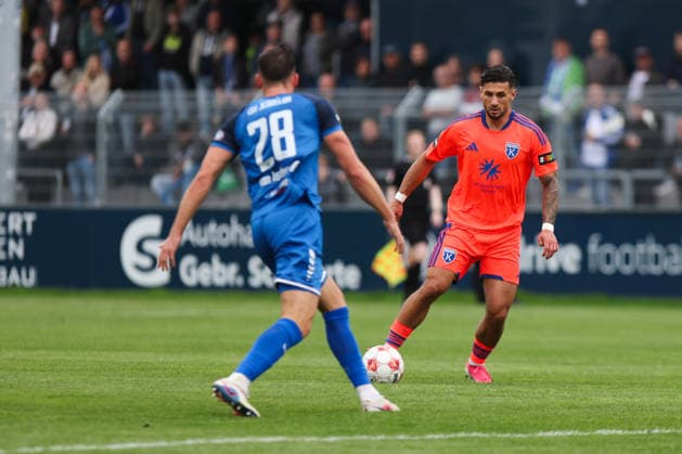 12.09.2026, Fussball, Herren, Regionalliga Nord, 8. Spieltag, BSV Kickers Emden - SSV Jeddeloh II Semin Kojic (orange 10 BSV Kickers Emden) im Zweikampf mit Niklas von Aschwege (28 SSV Jeddeloh II)