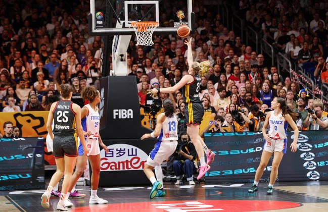 Marie Gülich zieht zum Korb, Janelle Salaun Zweikampf Spielszene Aktion Basketball FIBA World Cup Weltmeisterschaft Frauen WM Halbfinale Saison 2026 2027 12.09.2026 Frankreich FRA vs DBB Deutschland GER