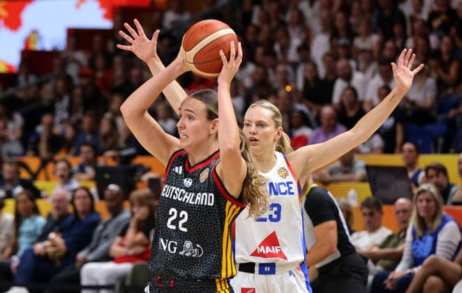 Emily Bessoir am Ball, Marine Johannes Zweikampf Spielszene Aktion Basketball FIBA World Cup Weltmeisterschaft Frauen WM Halbfinale Saison 2026 2027 12.09.2026 Frankreich FRA vs DBB Deutschland GER