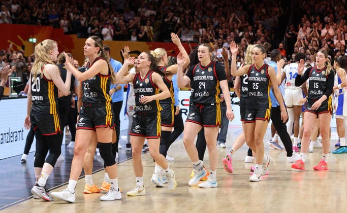deutsche Mannschaft enttäuscht nach Spielende Enttäuschung Basketball FIBA World Cup Weltmeisterschaft Frauen WM Halbfinale Saison 2026 2027 12.09.2026 Frankreich FRA vs DBB Deutschland GER