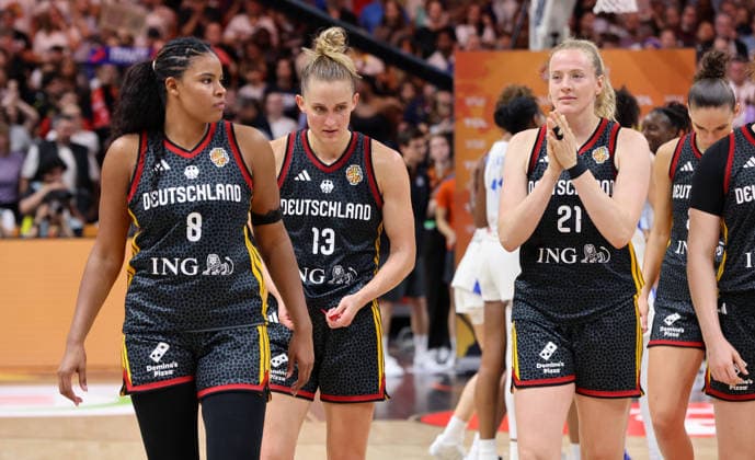 Nyara Sabally, Leonie Fiebich, Marie Gülich, deutsche Mannschaft enttäuscht nach Spielende Enttäuschung Basketball FIBA World Cup Weltmeisterschaft Frauen WM Halbfinale Saison 2026 2027 12.09.2026 Frankreich FRA vs DBB Deutschland GER
