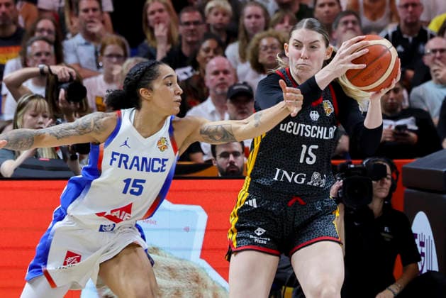 Gabby Williams (France) und Luisa Geiselsoder (Germany) battle for the ball during the FIBA Women s Basketball World Cup Germany 2026 semifinals match between France and Germany at Berlin Arena on September 12, 2026 in Berlin, Germany. (Photo by Marco Steinbrenner DeFodi Images) -