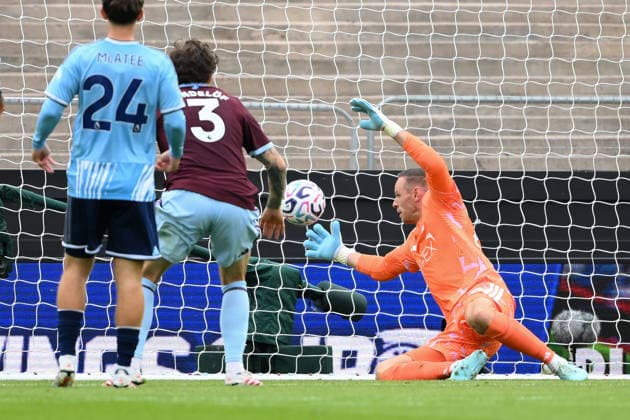 Aston Villa FC v Nottingham Forest FC - Premier League 2026 27 Matz Sels, goalkeeper for Nottingham Forest, makes a save during the Premier League match between Aston Villa and Nottingham Forest at Villa Park in Birmingham, on September 12, 2026. Birmingham West Midlands United Kingdom  Copyright: xMIxNewsx originalFilename:fletcher-astonvil260912_npu5c.jpg