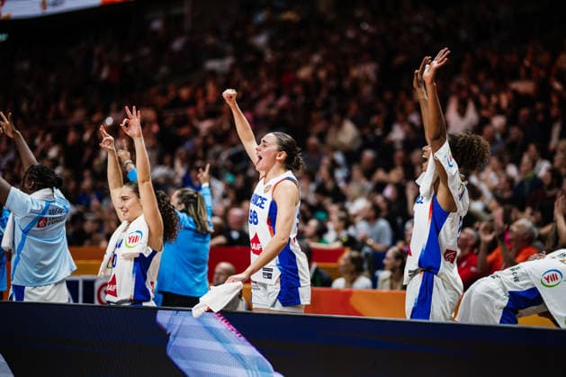 FIBA Women™s Basketball World Cup 2026: Frankreich vs. Deutschland, 12.09.2026 Französische Auswechselbank jubelt, Pauline Astier (Frankreich, 98); Basketball, FIBA Women™s Basketball World Cup 2026, Final Phase, Halbfinale: Frankreich vs. Deutschland am 12.09.2026 in der Uber Arena, Berlin Copyright: xBEAUTIFULxSPORTS Tonhäuserx