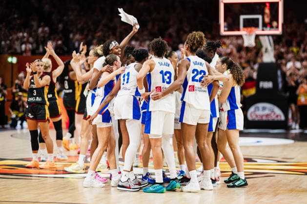 FIBA Women™s Basketball World Cup 2026: Frankreich vs. Deutschland, 12.09.2026 Das französische Team jubelt im Mittelkreis; Basketball, FIBA Women™s Basketball World Cup 2026, Final Phase, Halbfinale: Frankreich vs. Deutschland am 12.09.2026 in der Uber Arena, Berlin Copyright: xBEAUTIFULxSPORTS Tonhäuserx