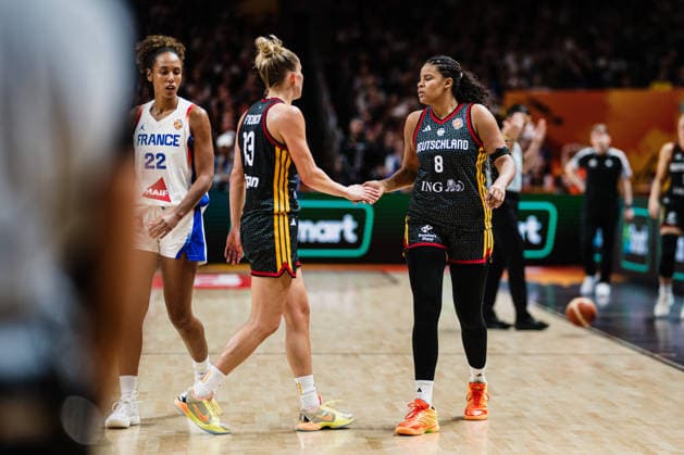 FIBA Women™s Basketball World Cup 2026: Frankreich vs. Deutschland, 12.09.2026 Leonie Fiebich (Deutschland, 13), Nyara Sabally (Deutschland, 8) klatschen ab; Basketball, FIBA Women™s Basketball World Cup 2026, Final Phase, Halbfinale: Frankreich vs. Deutschland am 12.09.2026 in der Uber Arena, Berlin Copyright: xBEAUTIFULxSPORTS Tonhäuserx