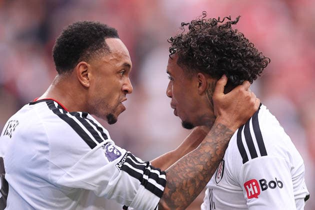 Football - Premier League - Liverpool v Fulham 12th September 2026 - Premier League - Liverpool v Fulham - Kenny Tete of Fulham (L) congratulates Kevin of Fulham after his clearance - Photo: Simon Stacpoole Offside. Liverpool UK *** Fußball: Premier League – Liverpool gegen Fulham, 12. September 2026 Premier League – Liverpool gegen Fulham Kenny Tete von Fulham (links) gratuliert Kevin von Fulham nach dessen Klärung. Foto: Simon Stacpoole Abseits Liverpool, Großbritannien  Copyright: xSimonxStacpoolexOffside