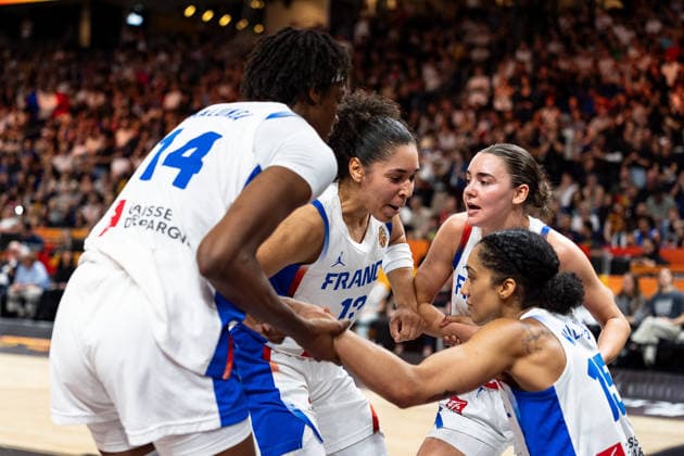 franzoesische Mannschaft jubelt Jubel, Dominique Malonga (Frankreich, 14), Janelle Salaun (Frankreich, 13), Pauline Astier (Frankreich, 98) und Gabby Williams (Frankreich, 15), GER, Frankreich vs. Deutschland, Basketball, FIBA Women s World Cup 2026, Halbfinale, 12.09.2026 GER, Frankreich vs. Deutschland, Basketball, FIBA Women s World Cup 2026, Halbfinale, 12.09.2026 Berlin Copyright: xEibner-Pressefoto MaxxVincenx EP_MVN