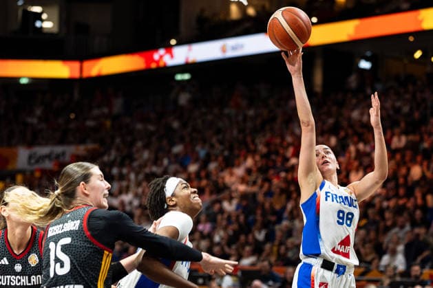 Pauline Astier (Frankreich, 98) beim Korbleger, GER, Frankreich vs. Deutschland, Basketball, FIBA Women s World Cup 2026, Halbfinale, 12.09.2026 GER, Frankreich vs. Deutschland, Basketball, FIBA Women s World Cup 2026, Halbfinale, 12.09.2026 Berlin Copyright: xEibner-Pressefoto MaxxVincenx EP_MVN
