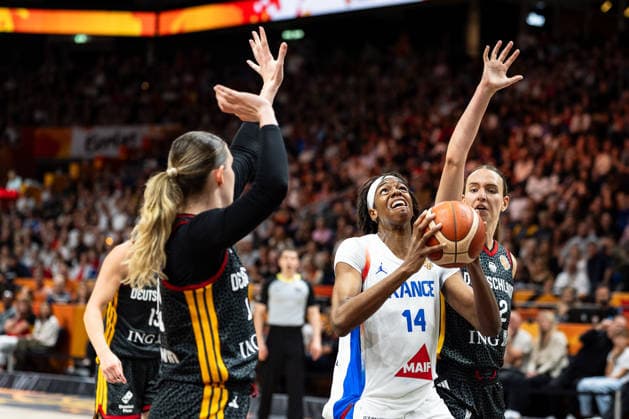Dominique Malonga (Frankreich, 14) im Dribbling, Luisa Geiselsoder (Deutschland, 15), Emily Bessoir (Deutschland, 22), GER, Frankreich vs. Deutschland, Basketball, FIBA Women s World Cup 2026, Halbfinale, 12.09.2026 GER, Frankreich vs. Deutschland, Basketball, FIBA Women s World Cup 2026, Halbfinale, 12.09.2026 Berlin Copyright: xEibner-Pressefoto MaxxVincenx EP_MVN