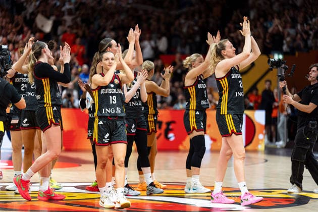 deutsche Mannschaft enttaeuscht Enttaeuschung nach Niederlage, bedankt sich bei den Fans, Luisa Geiselsoder (Deutschland, 15), Britta Daub (Deutschland, 19), Marie Guelich (Deutschland, 21), GER, Frankreich vs. Deutschland, Basketball, FIBA Women s World Cup 2026, Halbfinale, 12.09.2026 GER, Frankreich vs. Deutschland, Basketball, FIBA Women s World Cup 2026, Halbfinale, 12.09.2026 Berlin Copyright: xEibner-Pressefoto MaxxVincenx EP_MVN