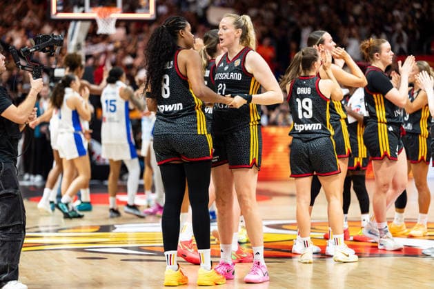 deutsche Mannschaft enttaeuscht Enttaeuschung nach Niederlage, Nyara Sabally (Deutschland, 08), Marie Guelich (Deutschland, 21), GER, Frankreich vs. Deutschland, Basketball, FIBA Women s World Cup 2026, Halbfinale, 12.09.2026 GER, Frankreich vs. Deutschland, Basketball, FIBA Women s World Cup 2026, Halbfinale, 12.09.2026 Berlin Copyright: xEibner-Pressefoto MaxxVincenx EP_MVN