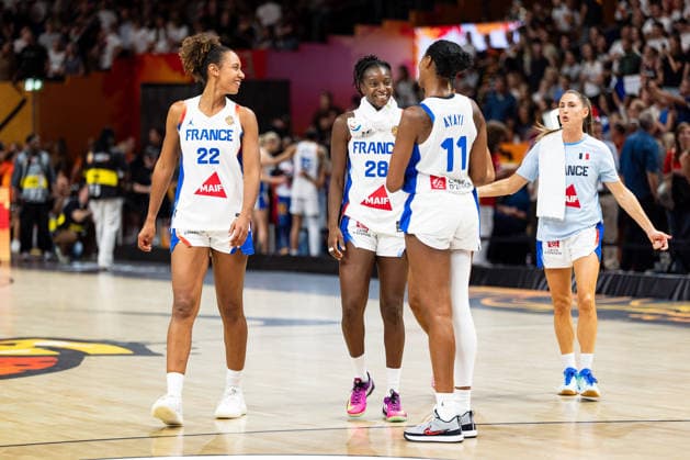Marieme Badiane (Frankreich, 22), Migna Toure (Frankreich, 28), Valeriane Ayayi (Frankreich, 11) und Romane Bernies (Frankreich, 47) jubelt Jubel nach Sieg Spielende, GER, Frankreich vs. Deutschland, Basketball, FIBA Women s World Cup 2026, Halbfinale, 12.09.2026 GER, Frankreich vs. Deutschland, Basketball, FIBA Women s World Cup 2026, Halbfinale, 12.09.2026 Berlin Copyright: xEibner-Pressefoto MaxxVincenx EP_MVN