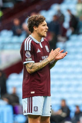 Aston Villa v Nottingham Forest, Premier League Victor Lindelof of Aston Villa applauds the fans after the final whistle during the Aston Villa v Nottingham Forest Premier League match at Villa Park, Birmingham, England on 12 September 2026 Credit: Richard Bierton Every Second Media Editorial use only. All images are copyright Every Second Media Limited. No images may be reproduced without prior permission. All rights reserved. Premier League and Football League images are subject to licensing agreements with Football DataCo Limited. see https: www.football-dataco.com Copyright: xIMAGO EveryxSecondxMediax ESM-2156-0062 RichardxBiertonx xEveryxSecondxMediax