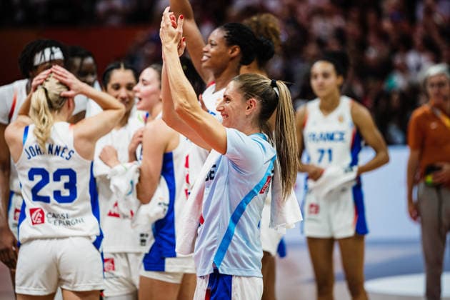 FIBA Women™s Basketball World Cup 2026: Frankreich vs. Deutschland, 12.09.2026 Romane Bernies (Frankreich, 47) klatscht zu den Fans; Basketball, FIBA Women™s Basketball World Cup 2026, Final Phase, Halbfinale: Frankreich vs. Deutschland am 12.09.2026 in der Uber Arena, Berlin Copyright: xBEAUTIFULxSPORTS Tonhäuserx