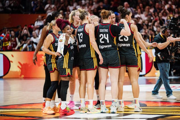 FIBA Women™s Basketball World Cup 2026: Frankreich vs. Deutschland, 12.09.2026 Das deutsche Team im Mittelkreis; Basketball, FIBA Women™s Basketball World Cup 2026, Final Phase, Halbfinale: Frankreich vs. Deutschland am 12.09.2026 in der Uber Arena, Berlin Copyright: xBEAUTIFULxSPORTS Tonhäuserx