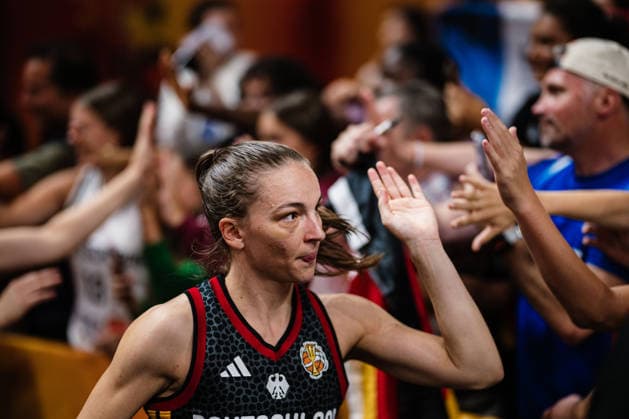 FIBA Women™s Basketball World Cup 2026: Frankreich vs. Deutschland, 12.09.2026 Britta Daub (Deutschland, 19) klatscht ab mit den Fans; Basketball, FIBA Women™s Basketball World Cup 2026, Final Phase, Halbfinale: Frankreich vs. Deutschland am 12.09.2026 in der Uber Arena, Berlin Copyright: xBEAUTIFULxSPORTS Tonhäuserx